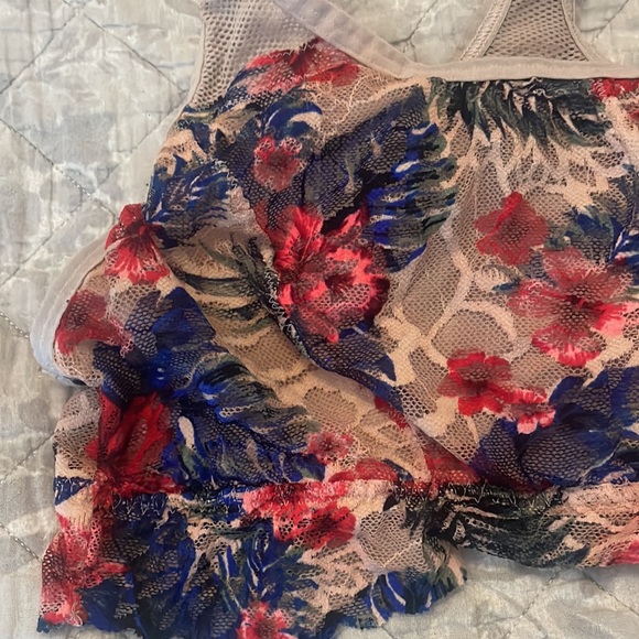 Beautiful flower design lace bralette from Victoria’s Secret pink - Picture 2 of 9